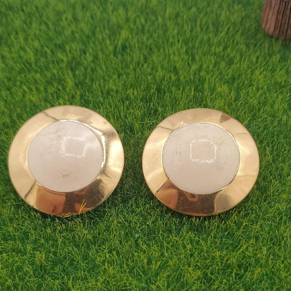 Monet Elegant‎ Gold Tone and Cream Earrings Clip On E1039